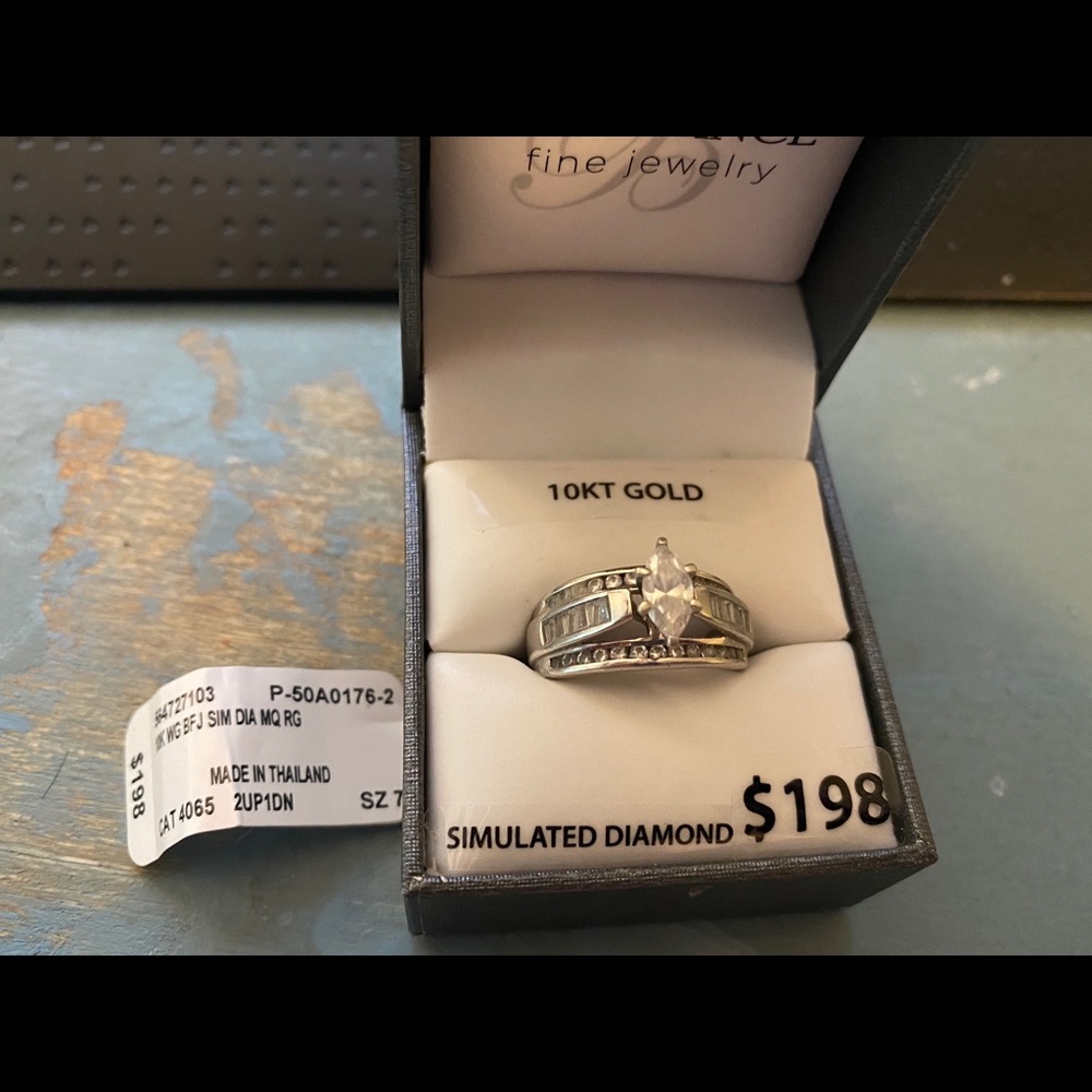 Ladies wedding ring